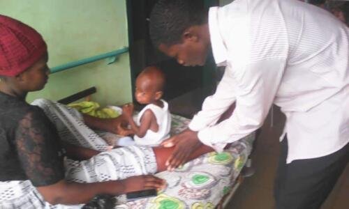 Student Mawulolo praying for the sick at the hospital (3)