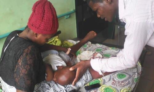 Student Mawulolo praying for the sick at the hospital (4)