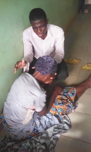 Student Mawulolo praying for the sick at the hospital (5)